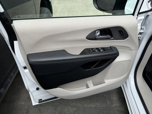 Used 2023 Chrysler Pacifica Touring-L FWD image 19