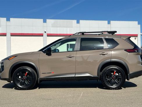 Used 2025 Nissan Rogue SV image 9
