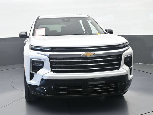 Used 2025 Chevrolet Traverse High Country FWD image 2