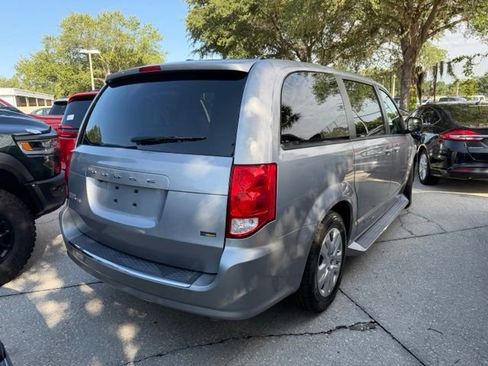 Used 2018 Dodge Grand Caravan SE w/ UConnect Hands-Free Group FWD image 3