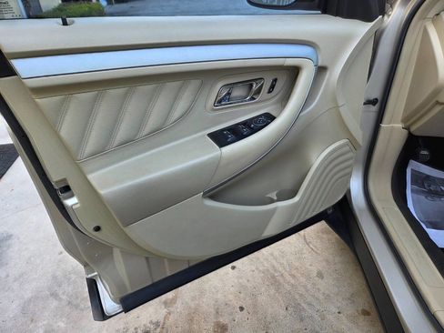 Used 2018 Ford Taurus SE FWD image 8