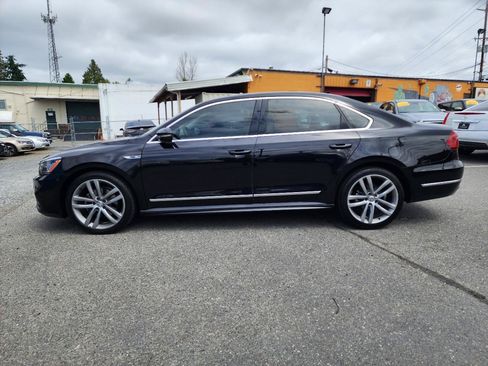 Used 2017 Volkswagen Passat 1.8T R-Line w/ R-Line Lighting Package FWD image 10