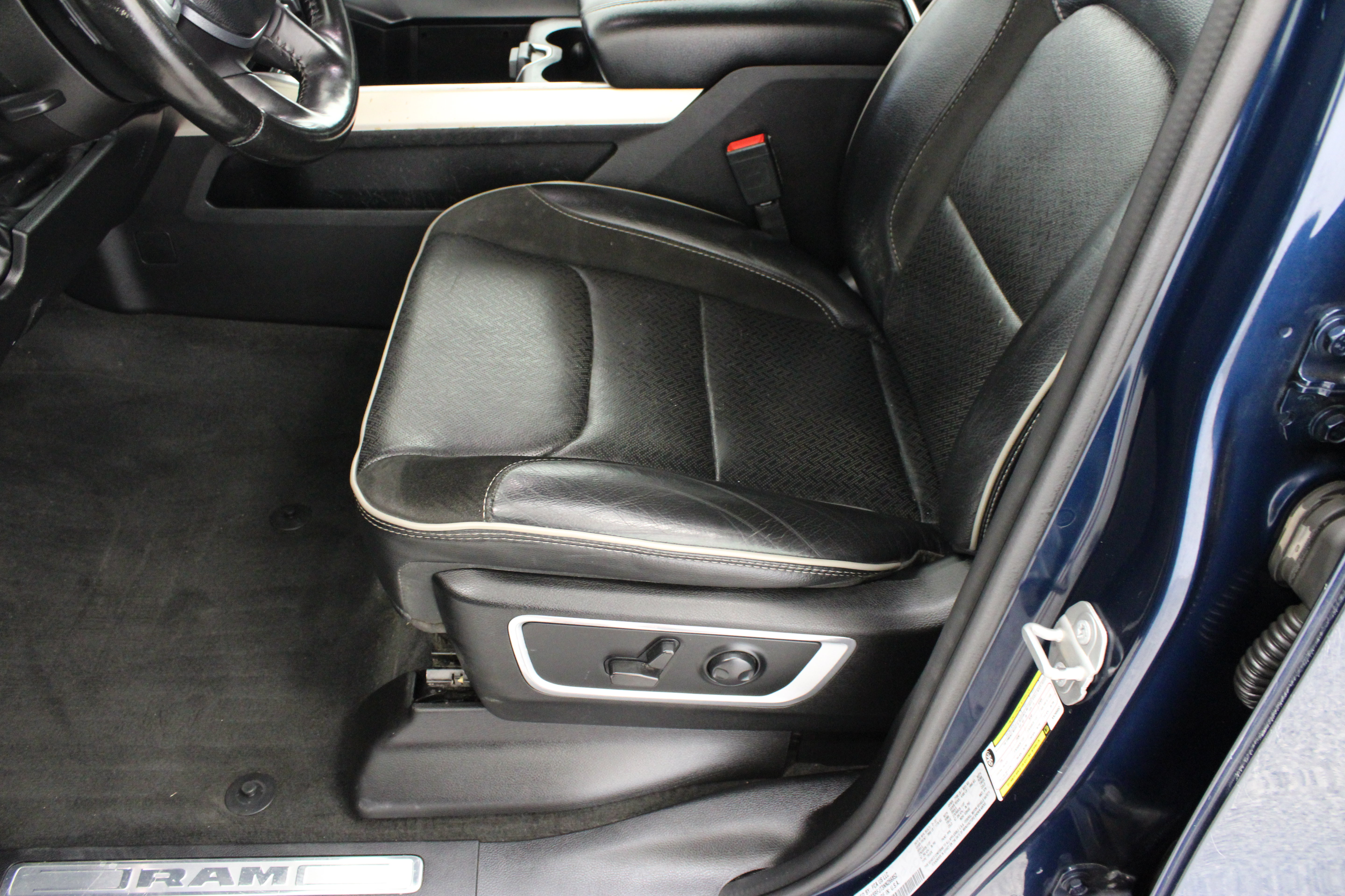 Used 2022 RAM 1500 Laramie AWD/4WD image 17