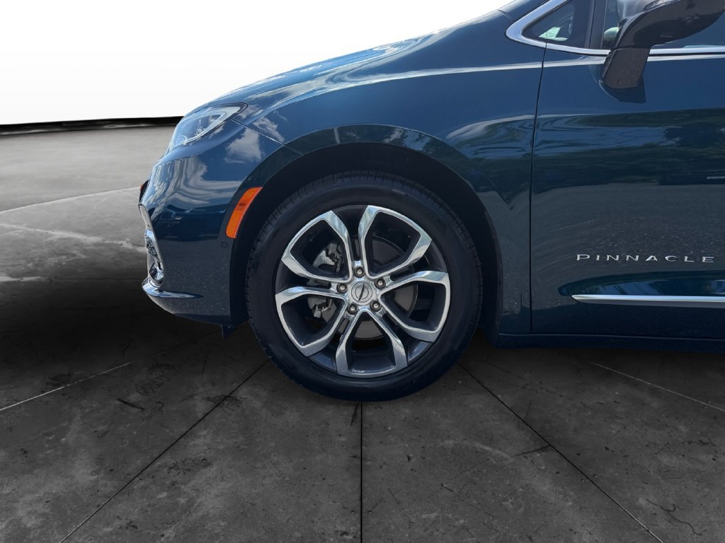 Used 2025 Chrysler Pacifica Pinnacle w/ Trailer Tow Group FWD image 14