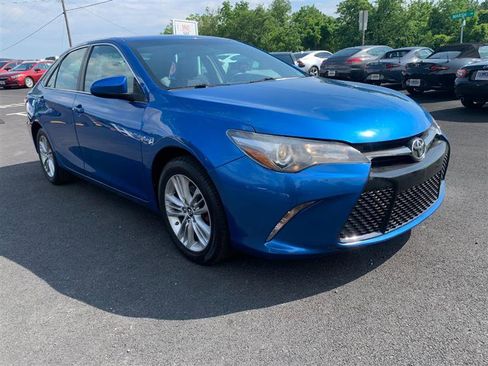 Used 2017 Toyota Camry SE image 2