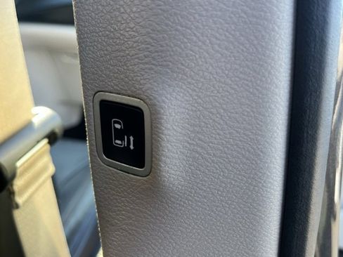 Used 2017 Chrysler Pacifica Touring-L image 17