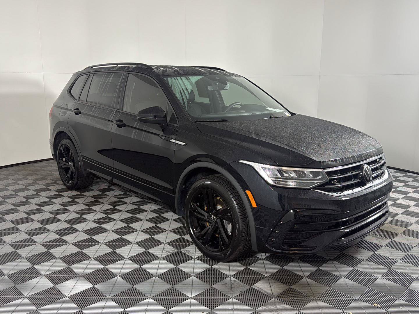 Certified 2024 Volkswagen Tiguan SE R-Line FWD image 1