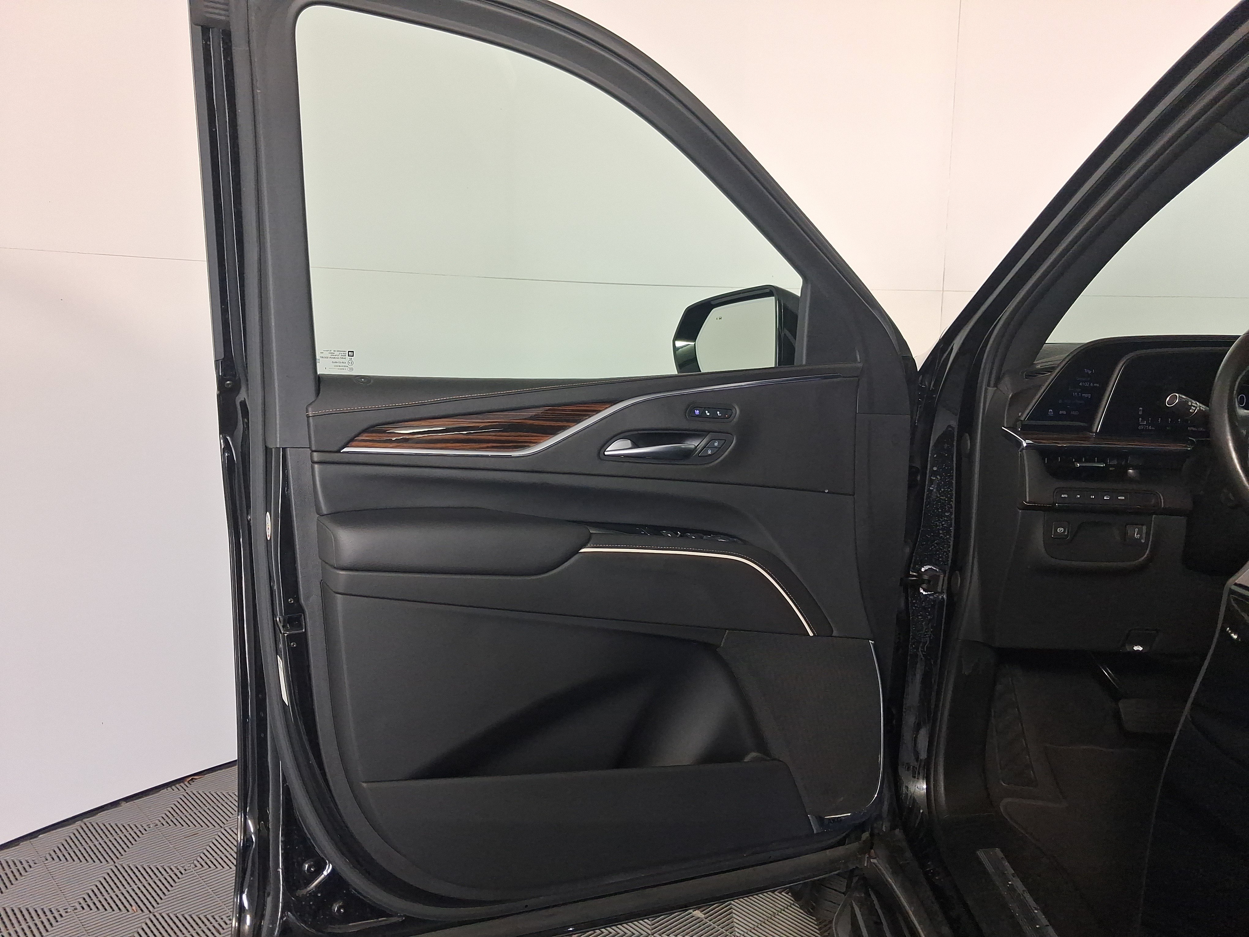 Used 2022 Cadillac Escalade Premium Luxury AWD/4WD image 14