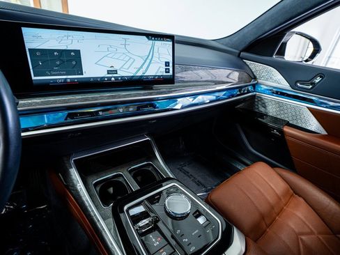 Used 2024 BMW i7 xDrive60 image 46