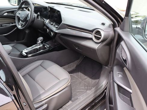 Used 2025 Chevrolet Trax ACTIV w/ Sunroof Package FWD image 43