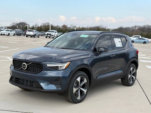 New 2026 Volvo XC40 B5 Core w/ Climate Package image 3