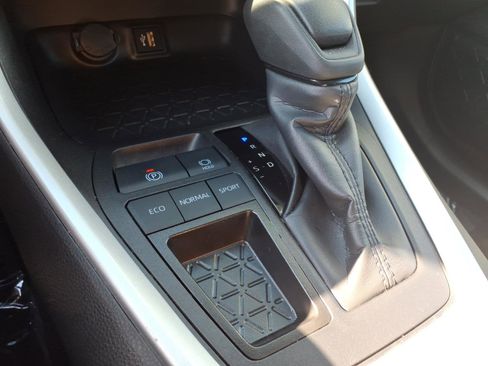 Used 2025 Toyota RAV4 LE image 34