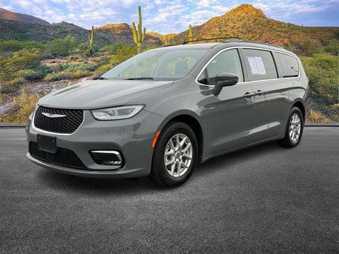 Used 2022 Chrysler Pacifica Touring-L image 8
