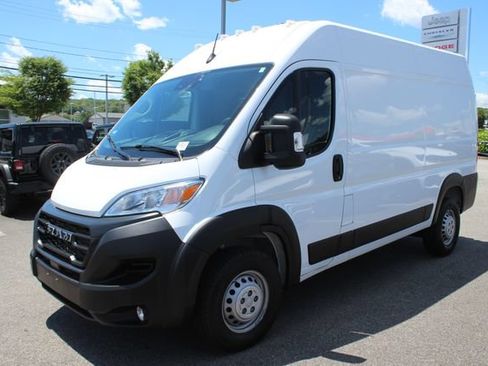 Used 2025 RAM ProMaster 2500 w/ Convenience Group FWD image 2