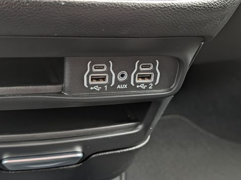 Used 2025 Chrysler Pacifica Select FWD image 33