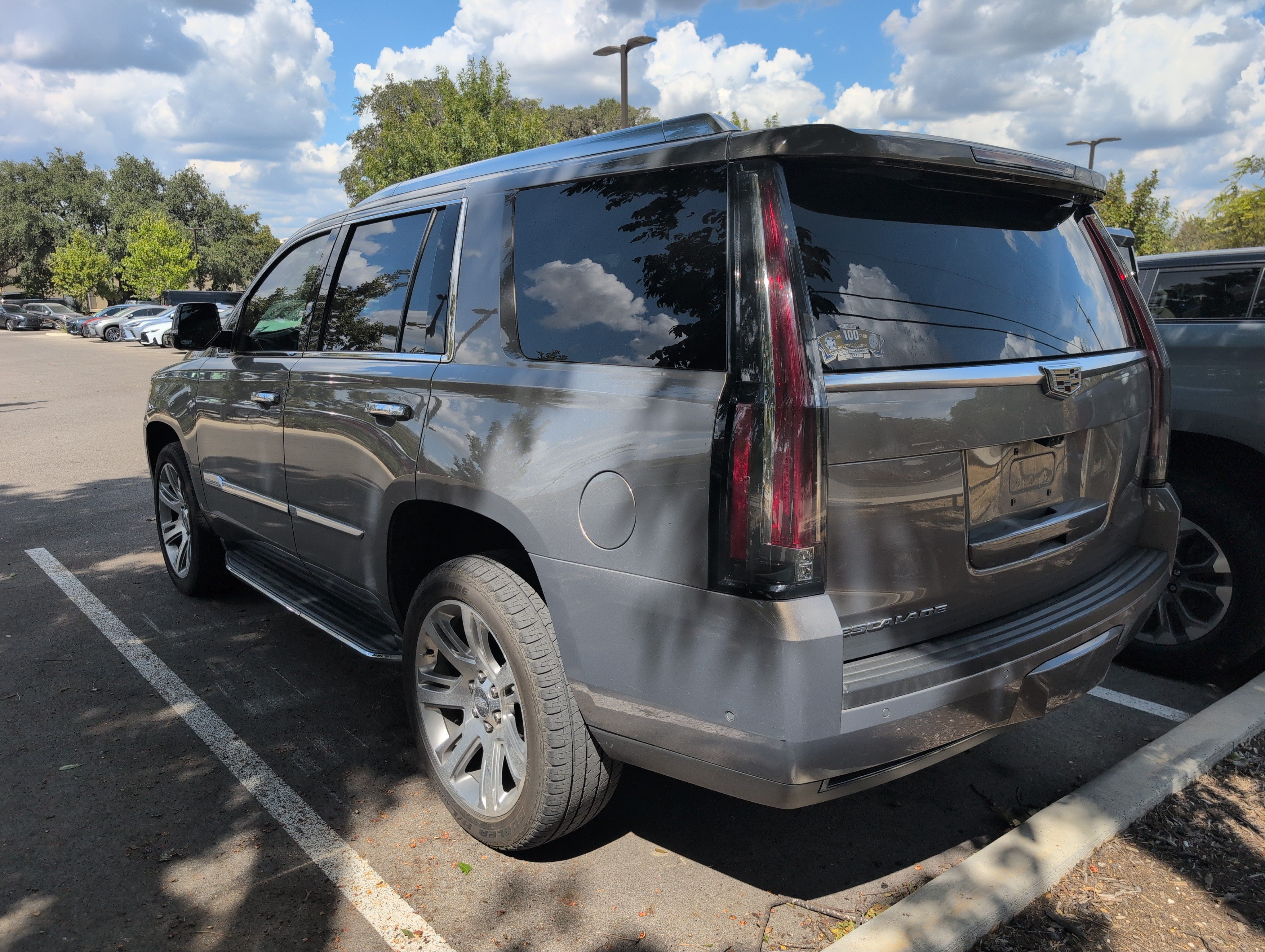Used 2019 Cadillac Escalade Luxury RWD image 4