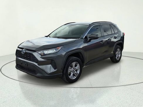 Used 2022 Toyota RAV4 LE AWD/4WD image 2