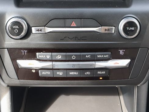 Used 2020 Ford Explorer XLT w/ Equipment Group 202A image 24