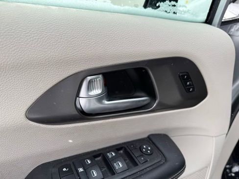 Used 2024 Chrysler Pacifica Touring-L image 20