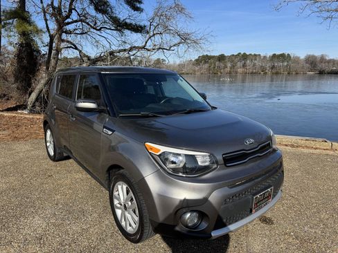 Used 2018 Kia Soul + image 2