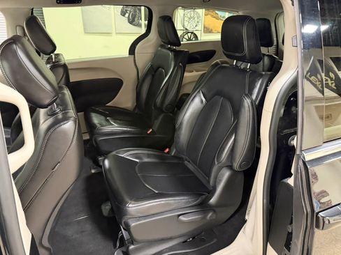 Used 2023 Chrysler Pacifica Touring-L FWD image 28