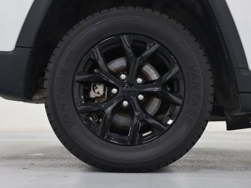Used 2024 Jeep Grand Cherokee Altitude AWD/4WD image 16