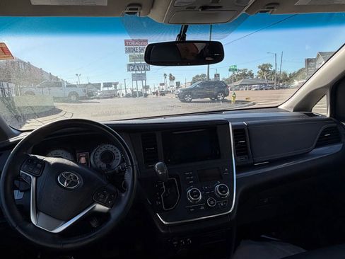 Used 2015 Toyota Sienna SE Premium image 20