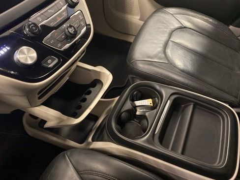 Used 2020 Chrysler Pacifica Touring-L FWD image 13