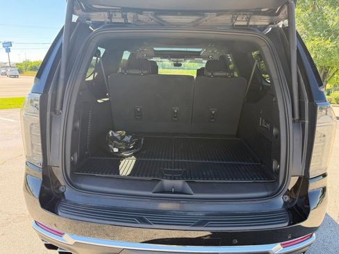Used 2025 Chevrolet Suburban High Country AWD/4WD image 12