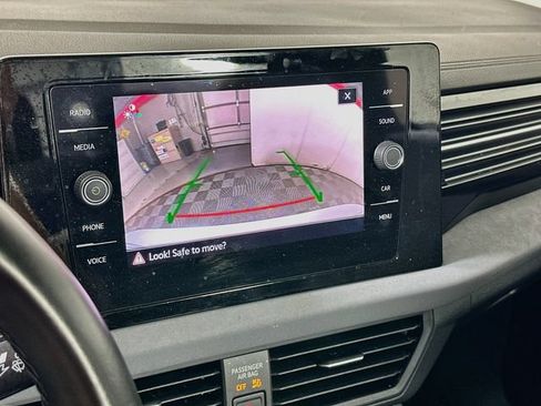 Certified 2025 Volkswagen Jetta SE w/ Sunroof Package FWD image 14