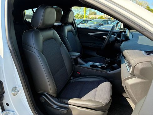 Used 2025 Buick Envista Preferred image 35