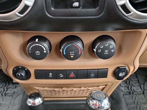 Used 2017 Jeep Wrangler Unlimited Sahara w/ Connectivity Group AWD/4WD image 21