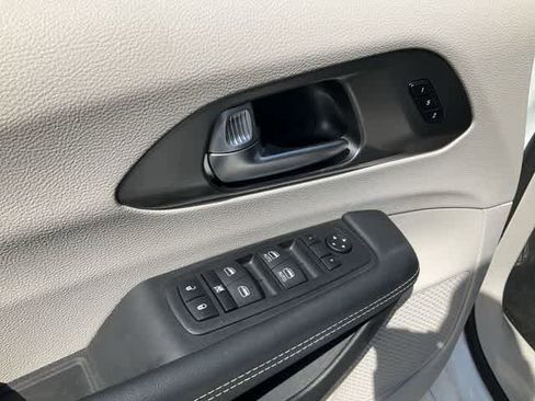 Used 2023 Chrysler Pacifica Touring-L image 13