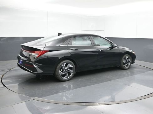 Used 2025 Hyundai Elantra Limited image 5