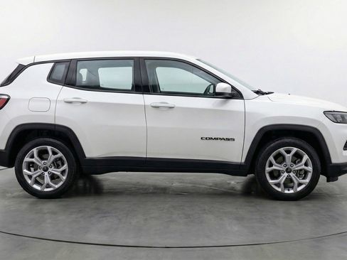 Used 2025 Jeep Compass Latitude image 11