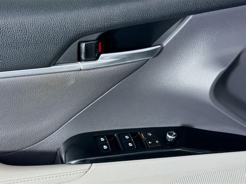 Used 2019 Toyota Camry XLE w/ Sunroof Package image 24