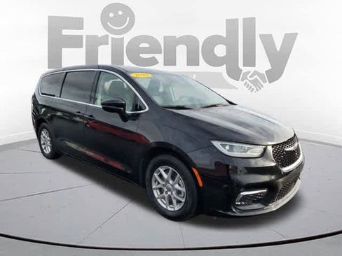 Certified 2024 Chrysler Pacifica Touring-L image 7