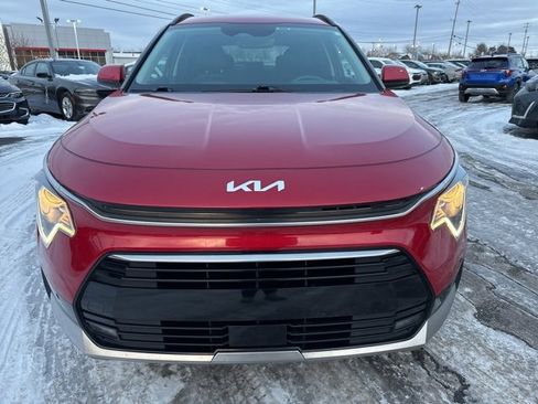 Used 2023 Kia Niro SX image 2