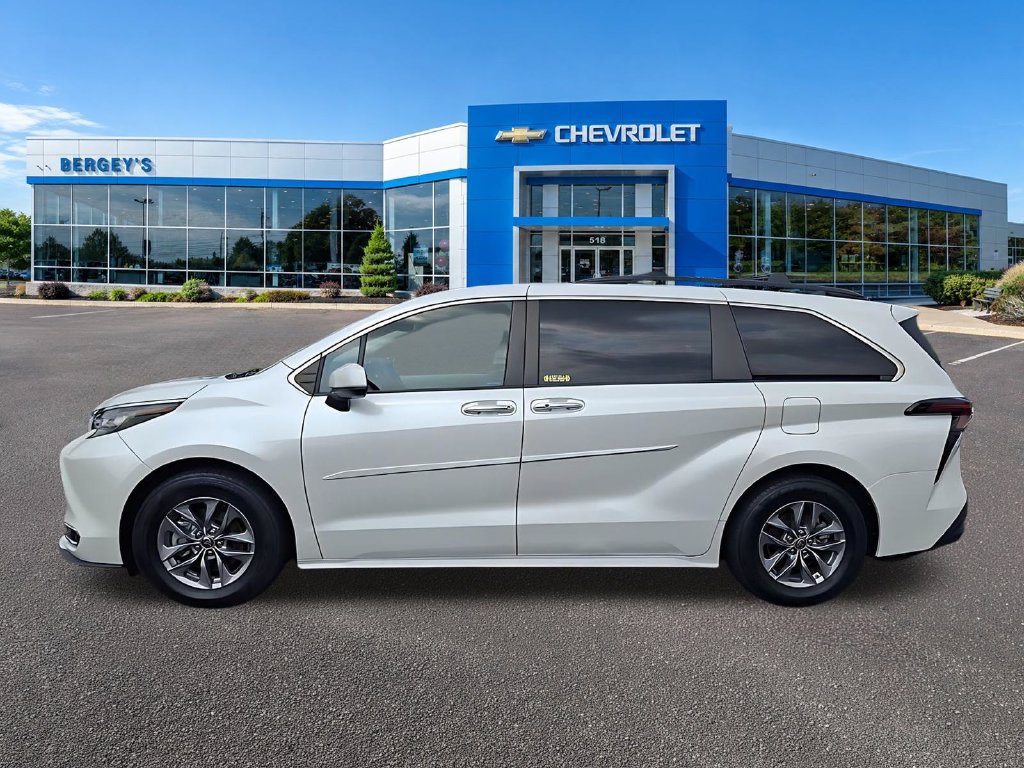 Used 2023 Toyota Sienna XLE AWD/4WD image 9