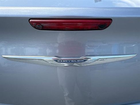 Used 2018 Chrysler 300 Limited RWD image 11