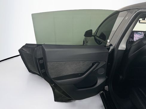 Used 2022 Tesla Model Y Long Range image 25