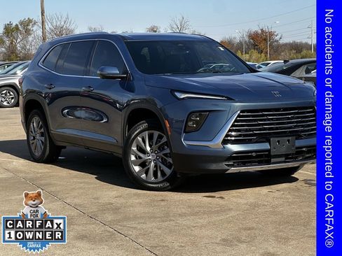 Used 2025 Buick Enclave Preferred image 2