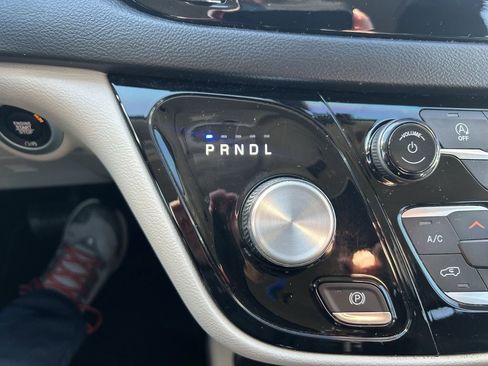 Used 2020 Chrysler Pacifica Touring-L image 25