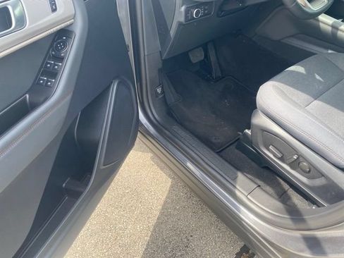 Used 2025 Ford Explorer Active AWD/4WD image 14