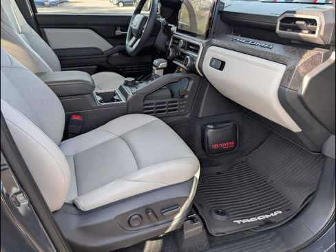 Used 2025 Toyota Tacoma Limited image 19