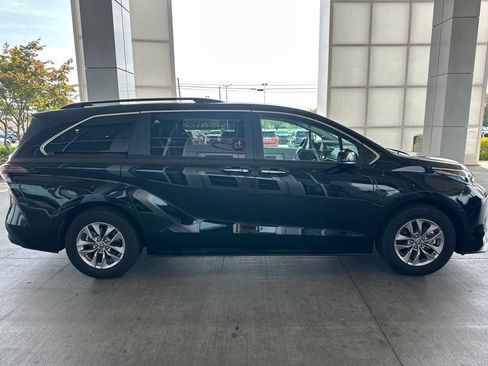 Certified 2025 Toyota Sienna XLE FWD image 8