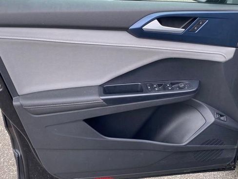 Used 2024 Volkswagen Taos SE image 11