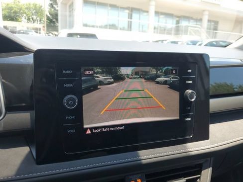 Certified 2025 Volkswagen Taos SE AWD/4WD image 21