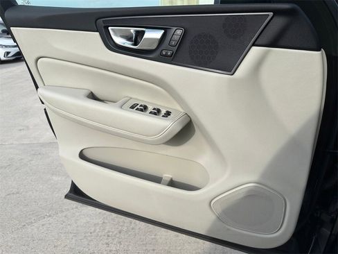 Used 2023 Volvo XC60 T8 Plus image 20