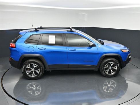 Used 2018 Jeep Cherokee Trailhawk w/ Cold Weather Group AWD/4WD image 24